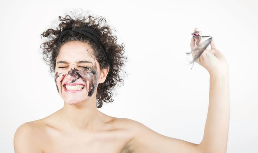 een vrouw voert een verjongende gezichtshuidbehandeling uit