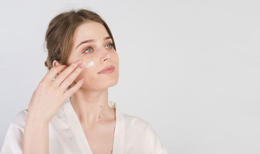 procedure voor het aanbrengen van crème op de huid van het gezicht