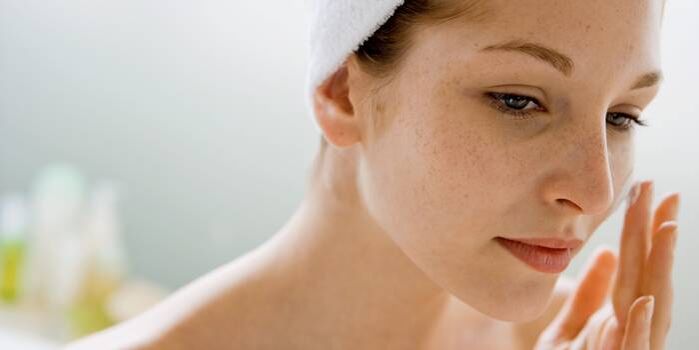 Regelmatig gebruik van etherische oliën om de huid van het gezicht te hydrateren